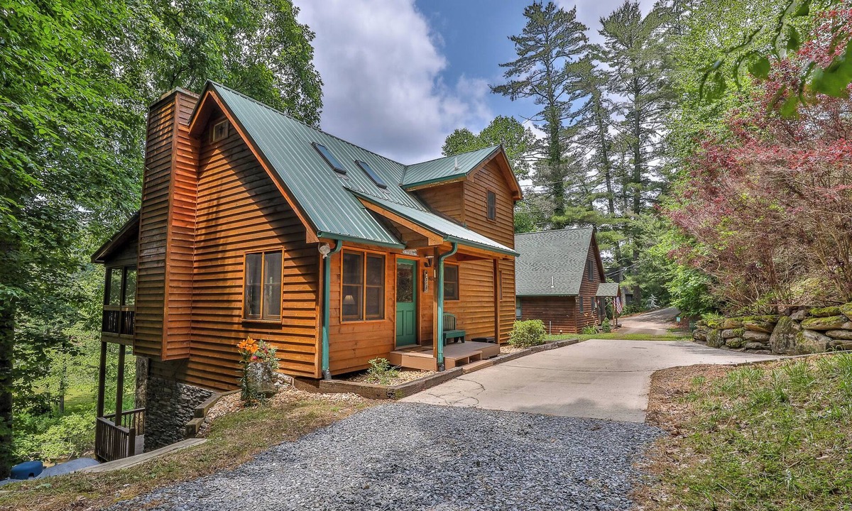 Ellijay Cabin | River's Edge is a beautiful 3 bed/3 full bath riverfront cabin on the Cartecay