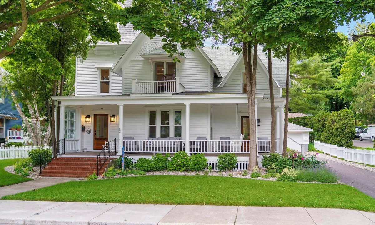 Charlevoix House | River Side Cottage - Downtown - Peloton Bike