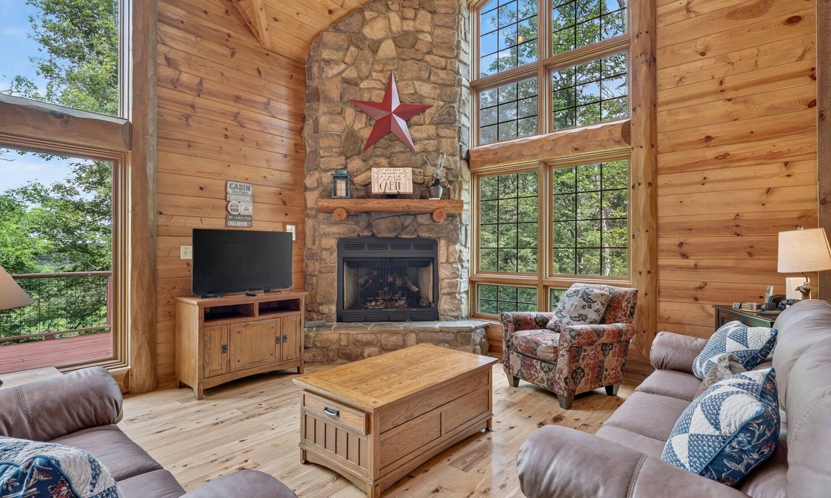Bentonville House | River Woods Retreat: Hot Tub, Hikes, 2 Fireplaces, EV
