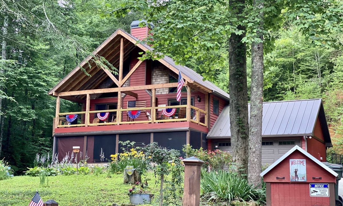 Helen Cabin | Riverfront Cabin Downtown Helen! Hot Tub, FirePit,Arcade,Tubing & Private Park!♥️