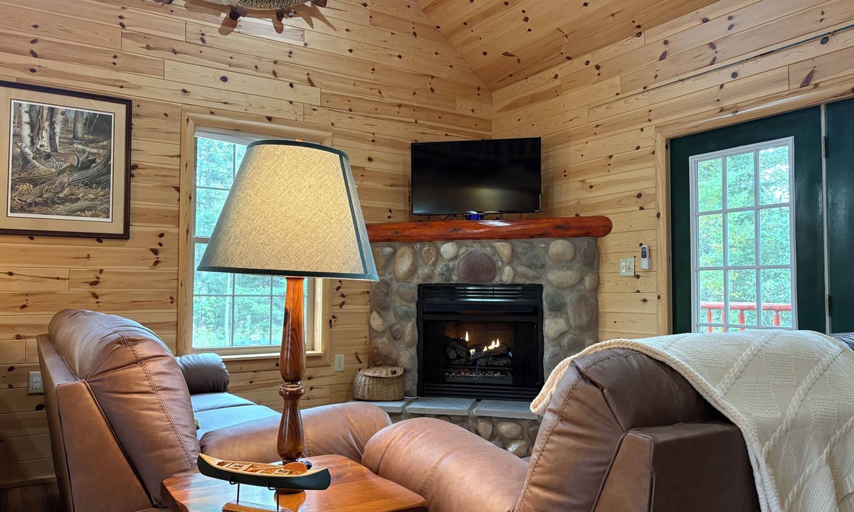 Luzerne Cabin | Riverfront Cabin : The Cozy Brown Trout Lodge