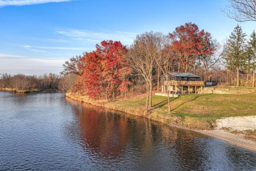 Wisconsin Dells House | Riverfront Reset! Dells Cabin w/Kayaks & Deck