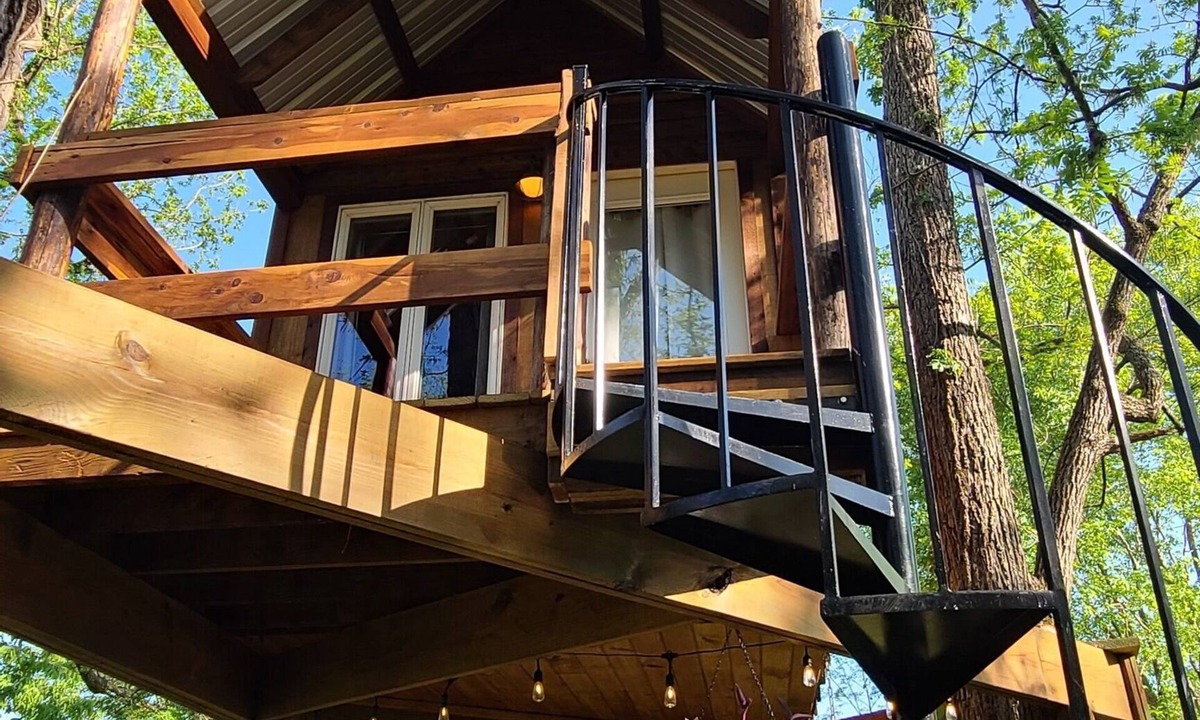 Eureka Springs RV Rental | Riverfront Treehouse Camp