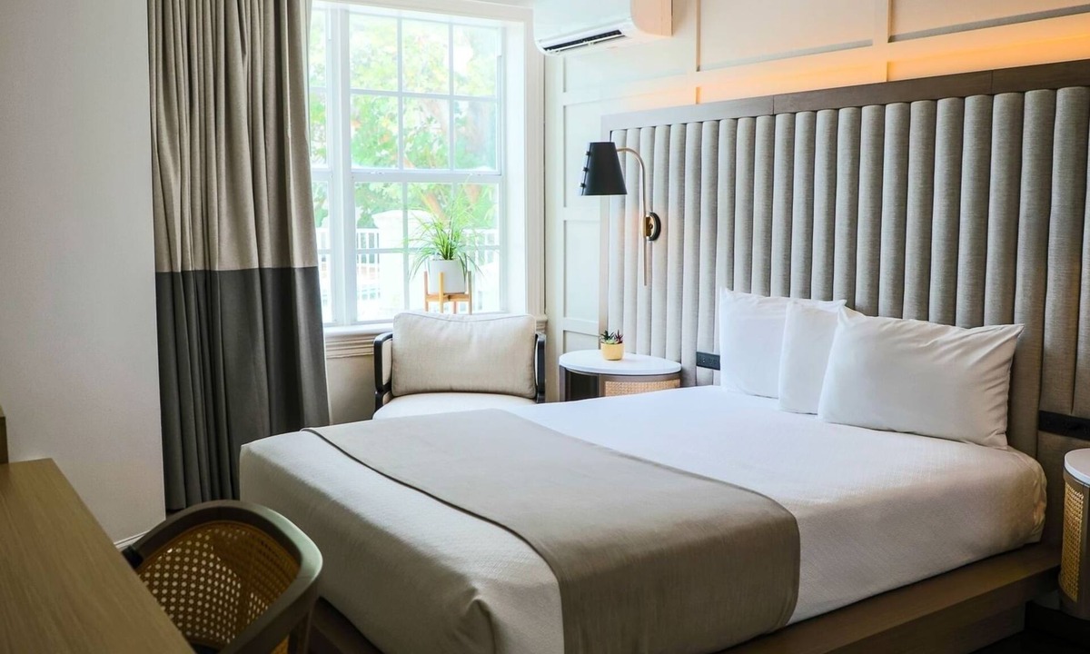 Beverly Heights Hotel | Riverside Hotel | Micro Queen | Heated River Pool, Walkable Dining | 2 Units