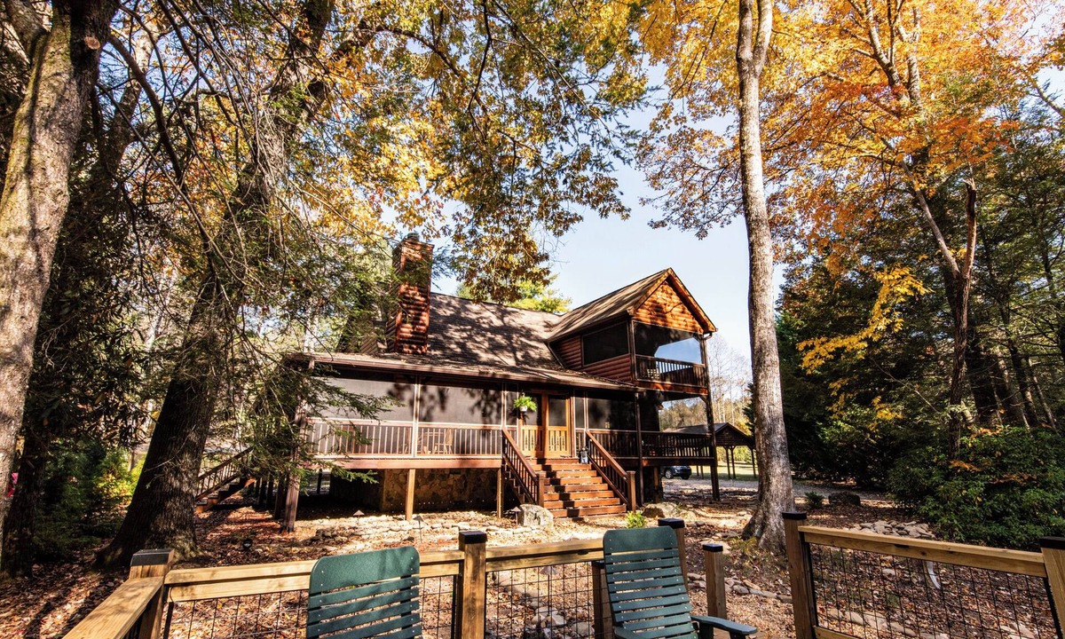 Suches Cabin | Riversong -3 BR Log Cabin on Toccoa River -Hot Tub, Firepit, Wood Fireplace