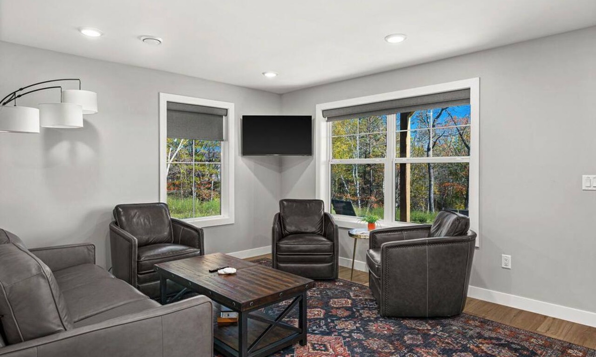 Riverside Condo | RiverWest Kayak View -Riverview-Dog Friendly