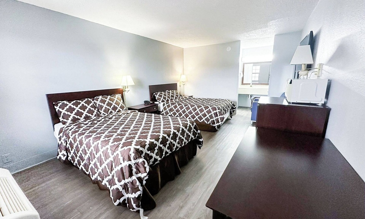Madisonville Hotel | Road Trip Ready: 3 Rooms for Pet Owners + Convenient and Relaxing Stay