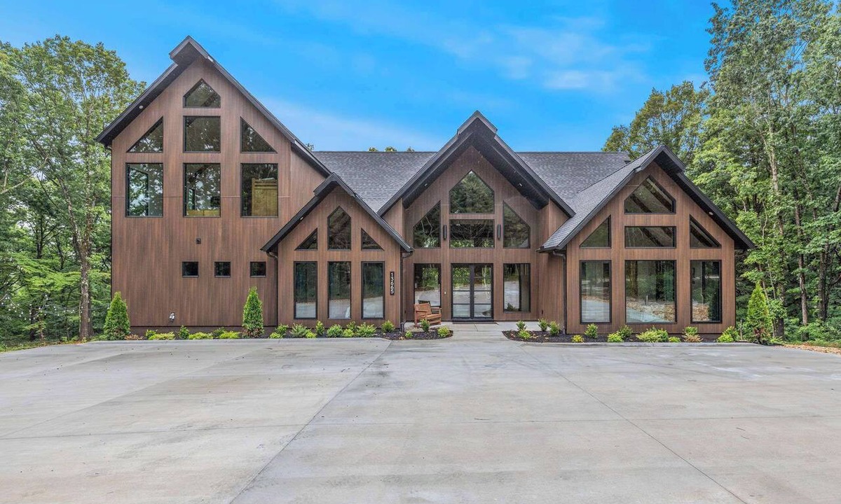Cassville House | Roaring River Hideaway-Epic Patio w/HotTub-Gameroom