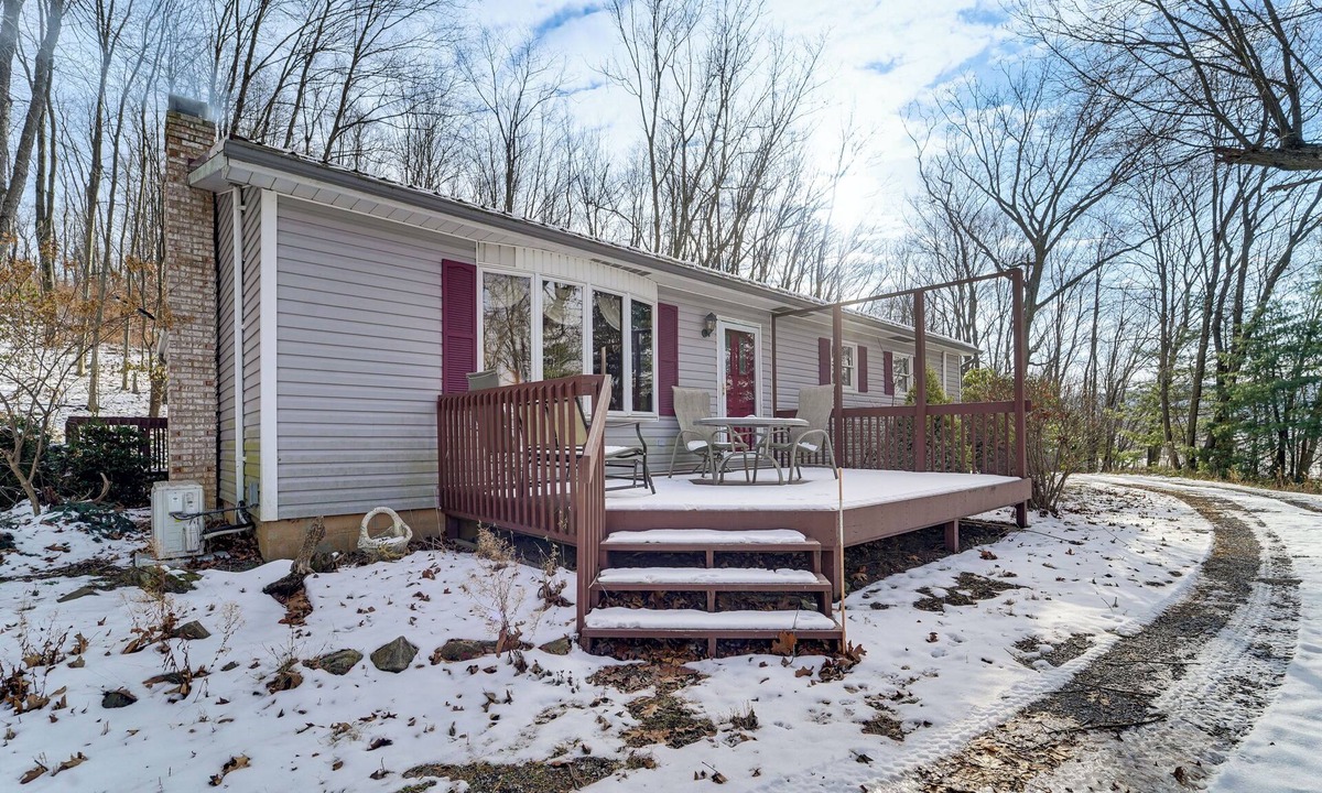 Bakers Summit House | Roaring Spring Horse Farm Getaway w/Game Room