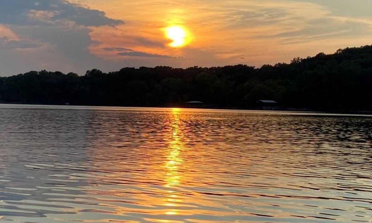 Cadiz House | Rockcastle Sunset Cove - Lakefront Vacation Retreat