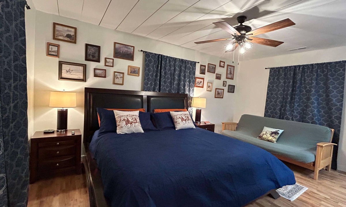 Mansfield House | Rodeo Ranch: Shuffleboard, Near seasonal Live Rodeo, Bunkbed, King Bed, SMOOR