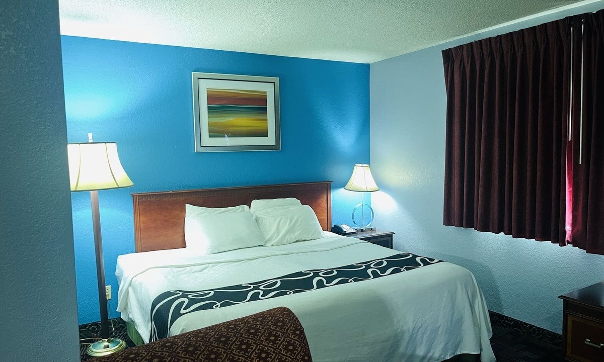 Whitehall Hotel | Rodeway Inn Whitehall