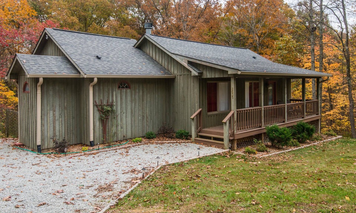 Nashville Cottage | Romantic Cottage for Two | Hot Tub, Fireplace & Near Nashville 1 BR, 1BA