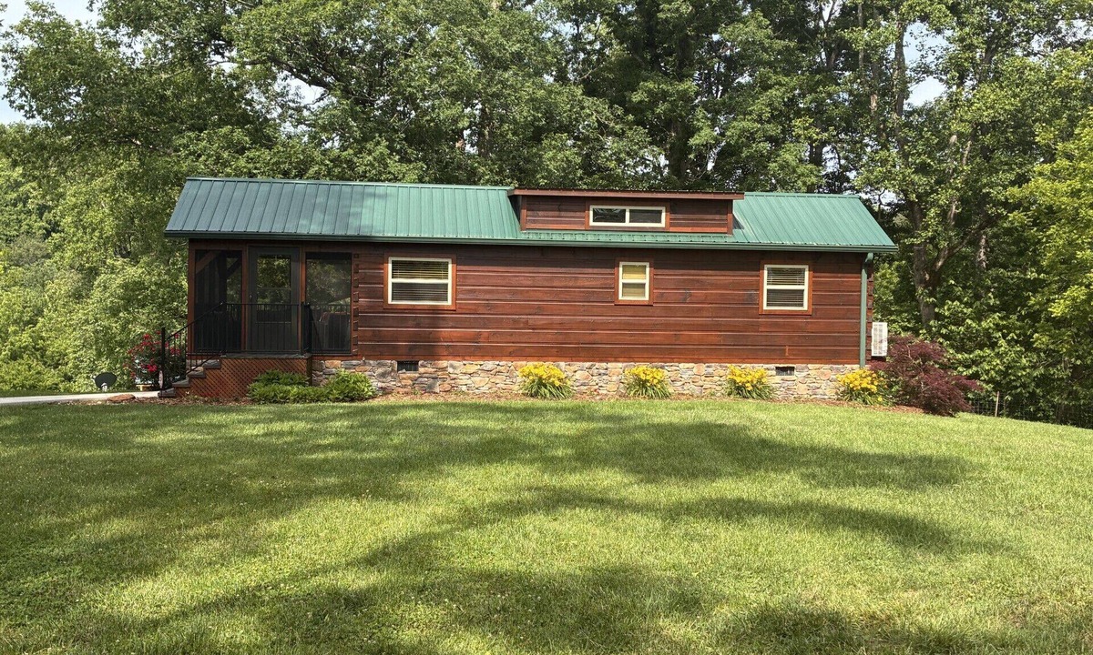 Rutherfordton Cabin | Romantic Getaway! 15 min to Lake Lure/Chimney Rock/45 Min Blue Ridge Parkway