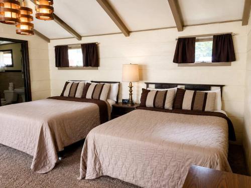 Grayling House | Room 14-2 Queen SuiteWoodland Motor Lodge