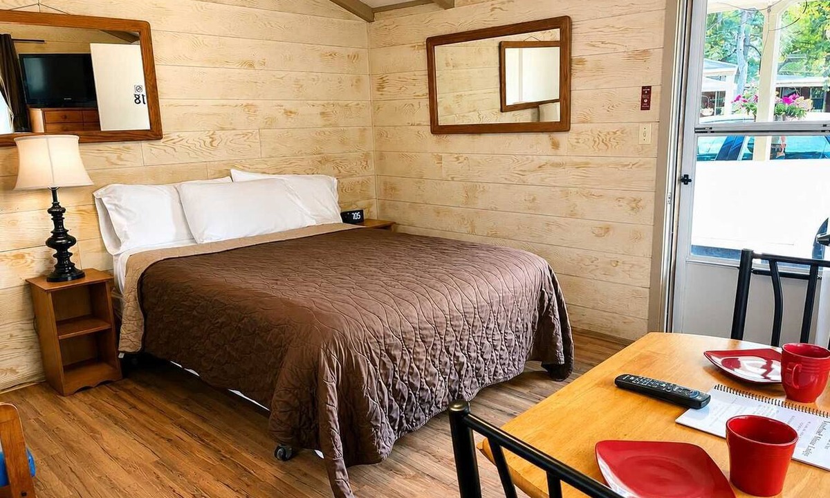 Grayling House | Room 18-1 Queen Suite-Woodland Motor Lodge