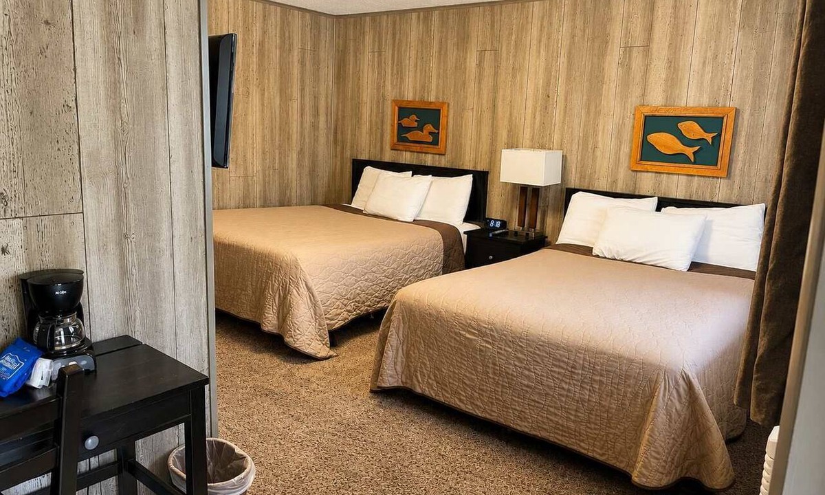 Grayling House | Room 25-2 Queen Suite -Woodland Motor Lodge