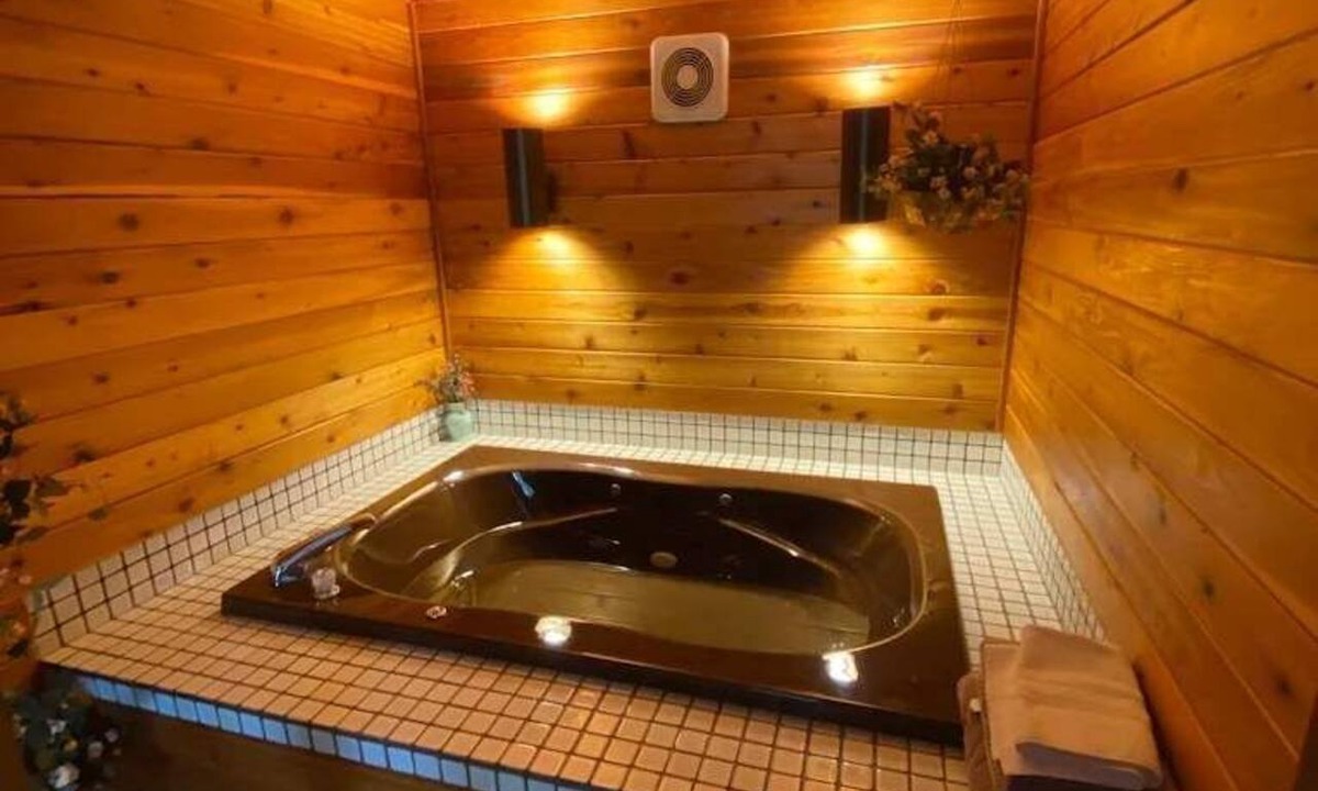 Grayling House | Room 31-1 Queen Jacuzzi Suite-Woodland Motor Lodge