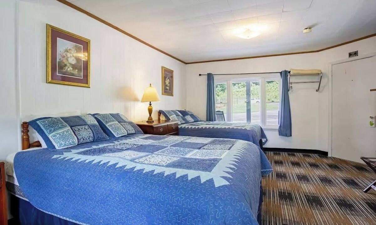Cherokee Hotel | Room w/BBQ Access & Riverfront Ambiance – Ideal for Relaxing Mountain Retreats
