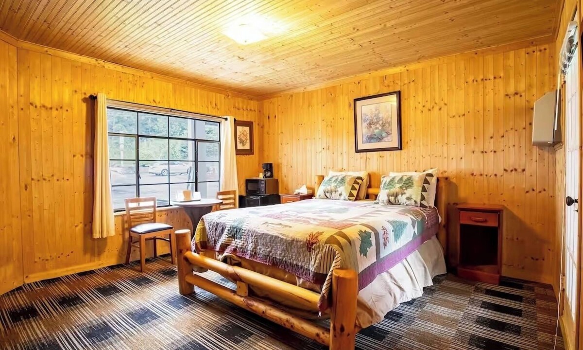 Cherokee Hotel | Room w/Coffee Maker Near Great Smoky Mountain Railroad – Only 5 Miles Away