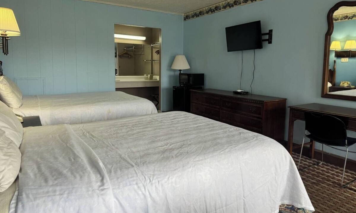 Tazewell Hotel | Room with 2 Full Beds and Private Bath for a Relaxing Stay – Great Value!