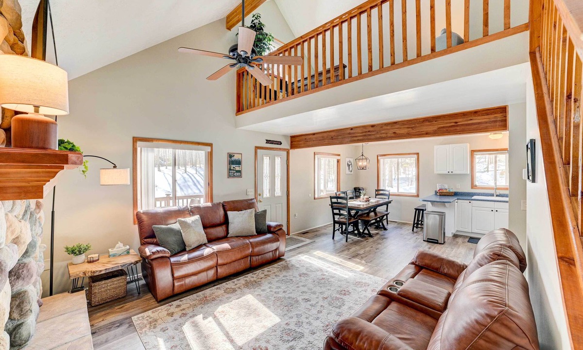 Higgins Lake Cottage | Roscommon Retreat w/Deck ~ 1 Mile to Higgins Lake