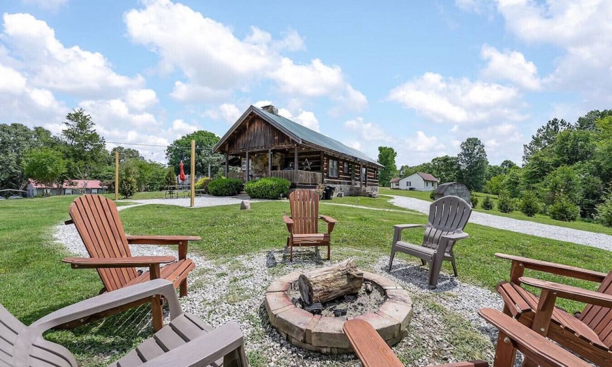 Winchester Cabin | Rustic Cabin, Dock, Hot Tub, Firepit, Kayaks