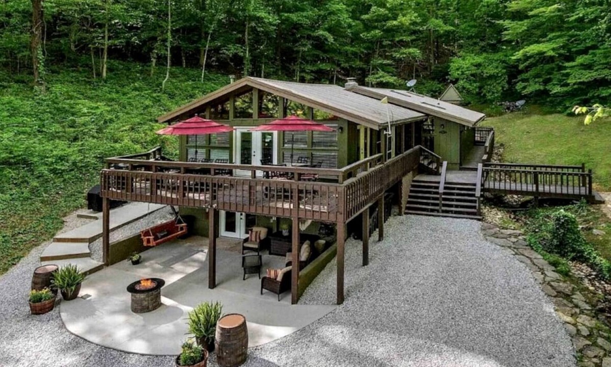 Flat Hollow Marina House | Rustic Cabin with Spa and Wonderful Outdoor Living in Tennessee
