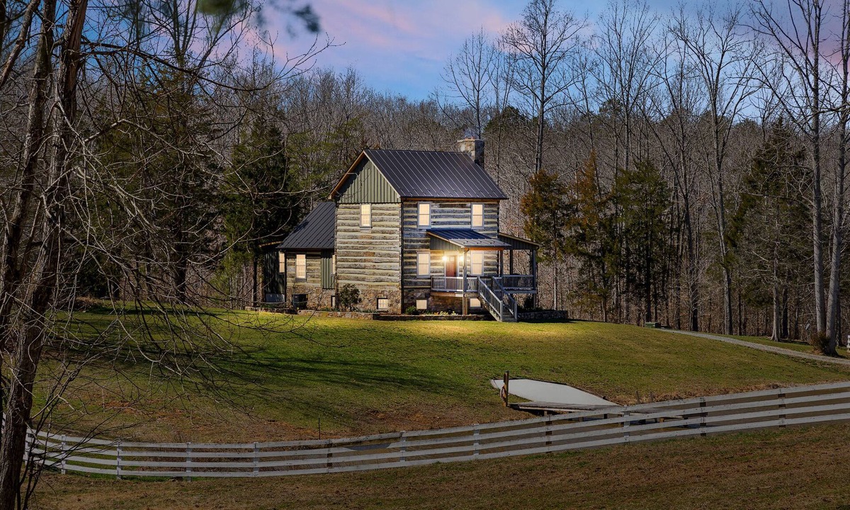 Cobham Cabin | Rustic Luxury Near Charlottesville/Montpelier/Wineries/A Historic Cabin Retreat