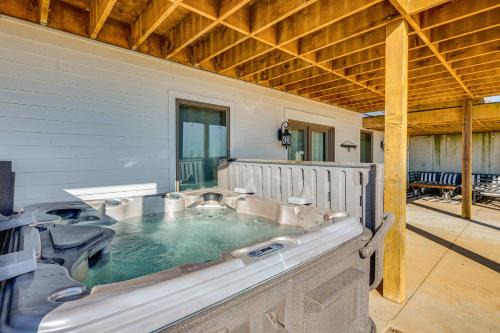 Greenfield Apartment | Rustic Missouri Vacation Rental w/Hill Views!