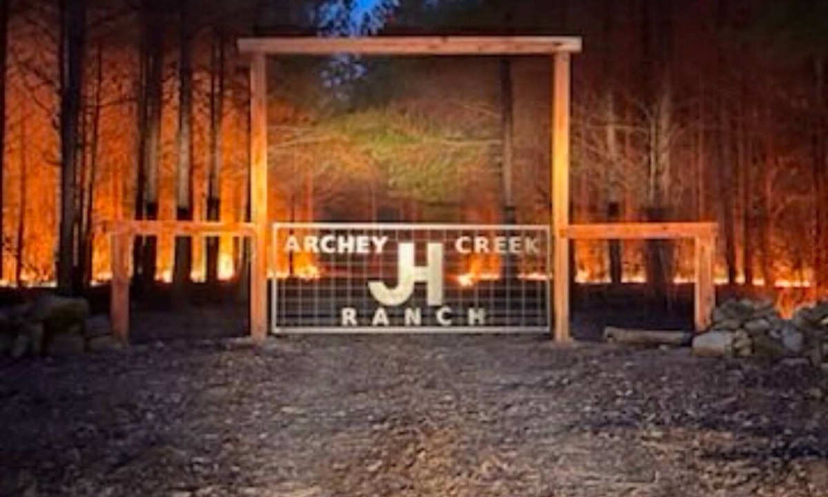 Dennard House | Rustic Ranch Retreat - 6 bedrooms, 5 bath, game room, working cattle ranch!