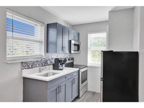 Poinciana Park Apartment | Rustic Retreats Beachy 1BR for 4 guests in the heart of Fort Lauderdale