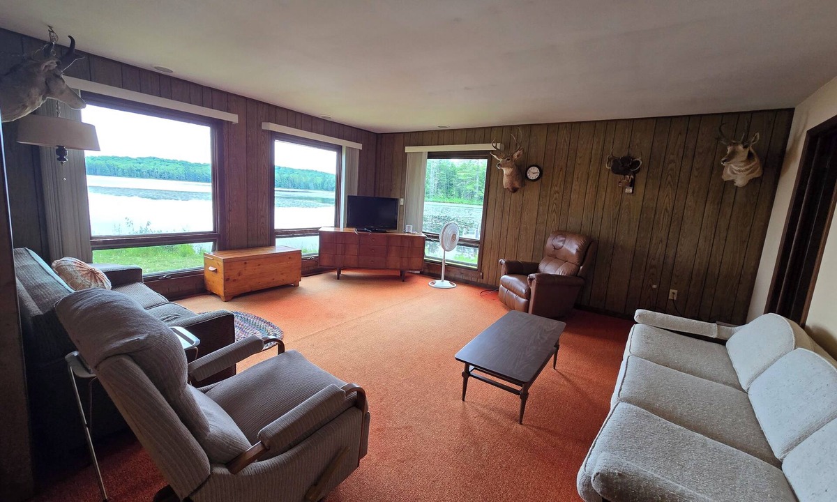 Toivola Cabin | Sandy Lake Retreat Charming 2-bedroom cabin with WiFi, AC steps from the lake!