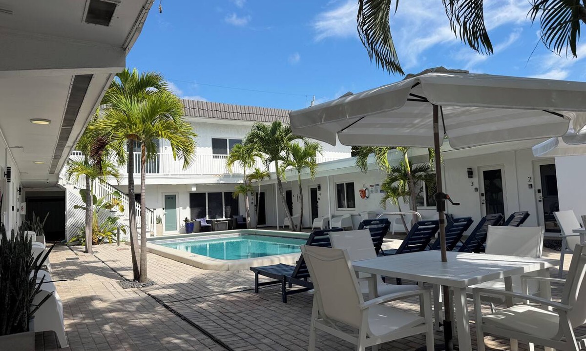 Lauderdale-by-the-Sea Hotel | Sapphire by the Sea Unit 12 King Bed, kitchenette, pool view, Sleeps 2