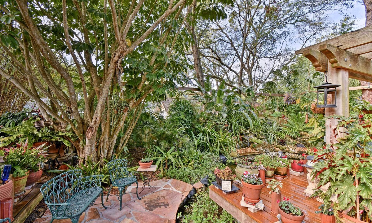 Central Sarasota Cottage | Sarasota Bungalow w/Pergola, Garden & Waterfalls!