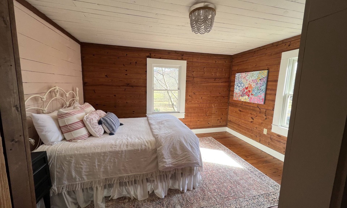 Sautee Nacoochee Cottage | Sautee Valley Farm Cottage- 10 minutes from Helen and Unicoi State Park