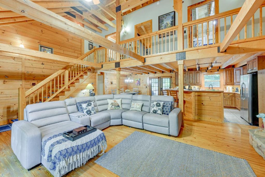 Sapphire House | Scenic Blue Ridge Cabin Rental w/Resort Amenities