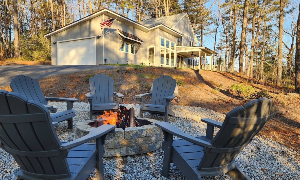 Clayton House | Scenic Winter Mountain Retreat Pet Friendly Firepit Wifi - Stargazer Hideaway