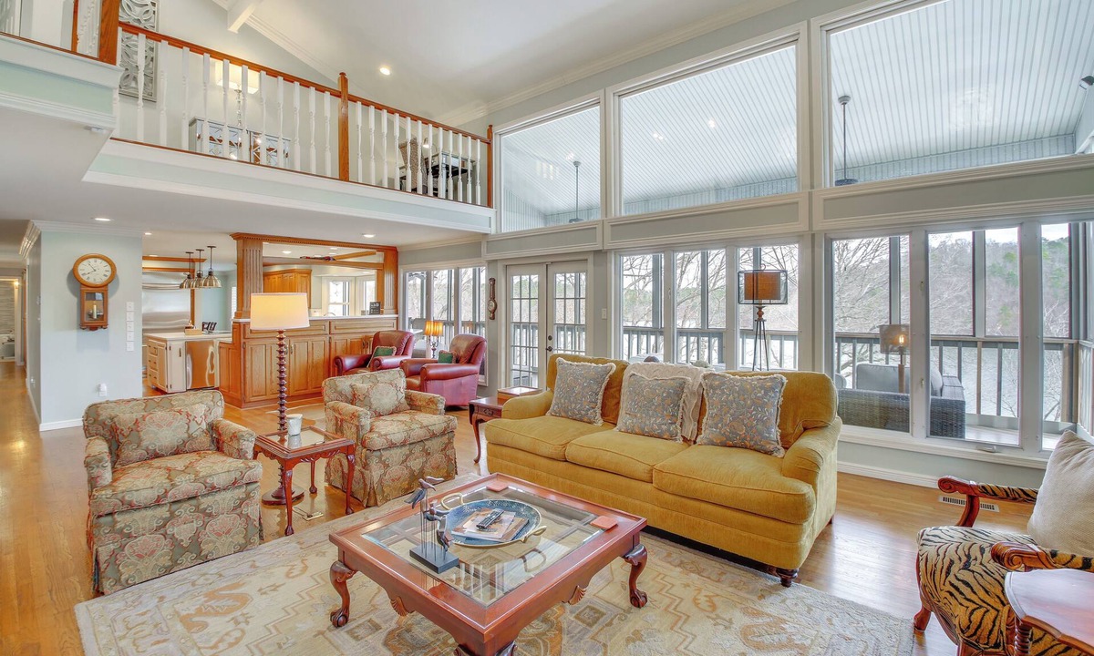 Jones Mills Villa | Screened-In Porch w/Views: Hot Springs Getaway!