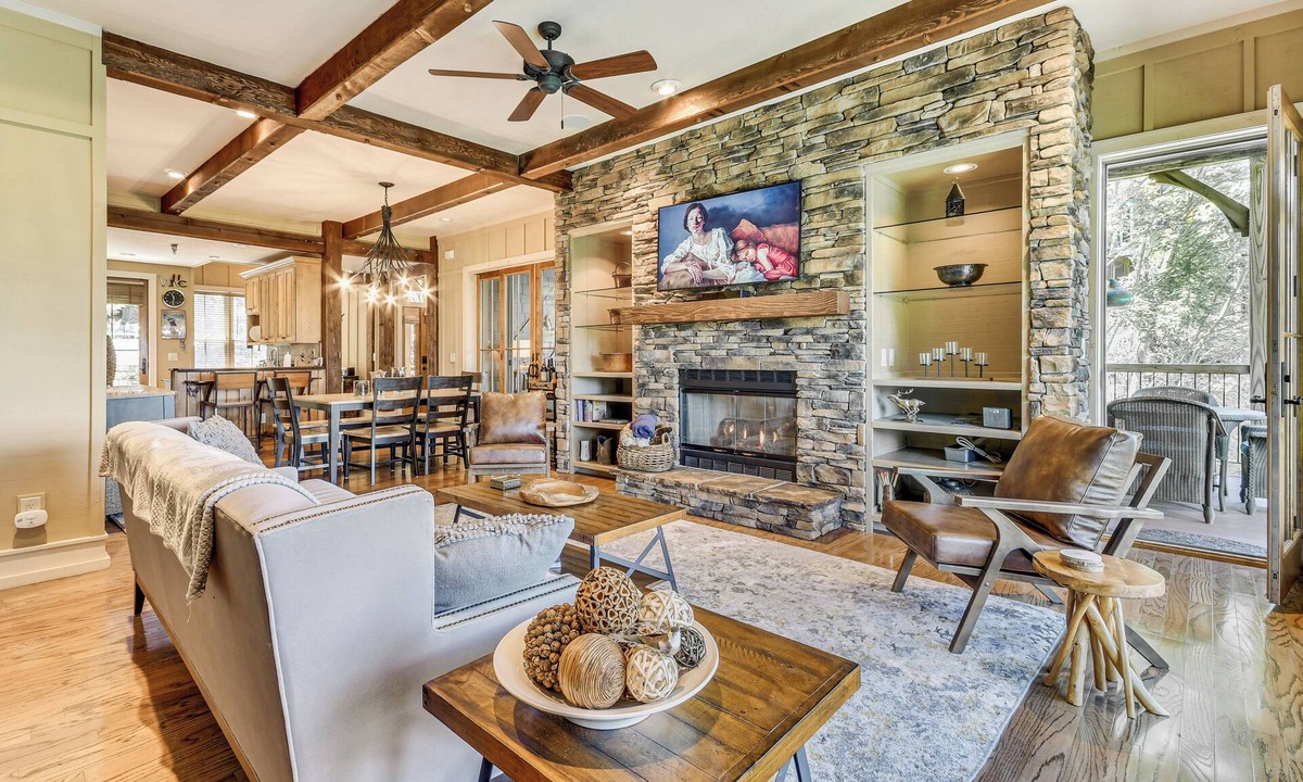 Mountain Air Condo | Screened Porch + Mtn Views: Luxe Burnsville Condo