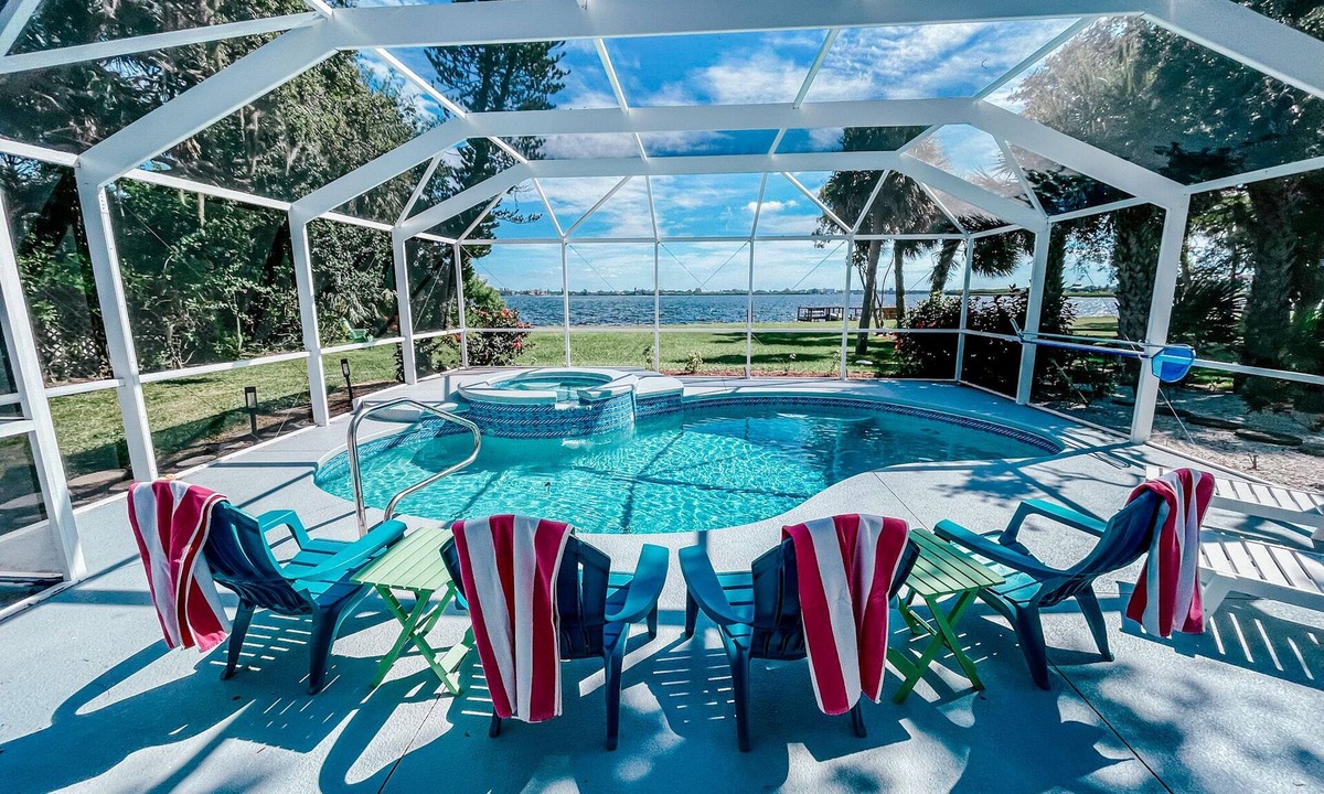 Englewood House | SeaTurtle 🐢Bayfront w/heated pool, steps to Beach, Sleeps 10, Pets🐾