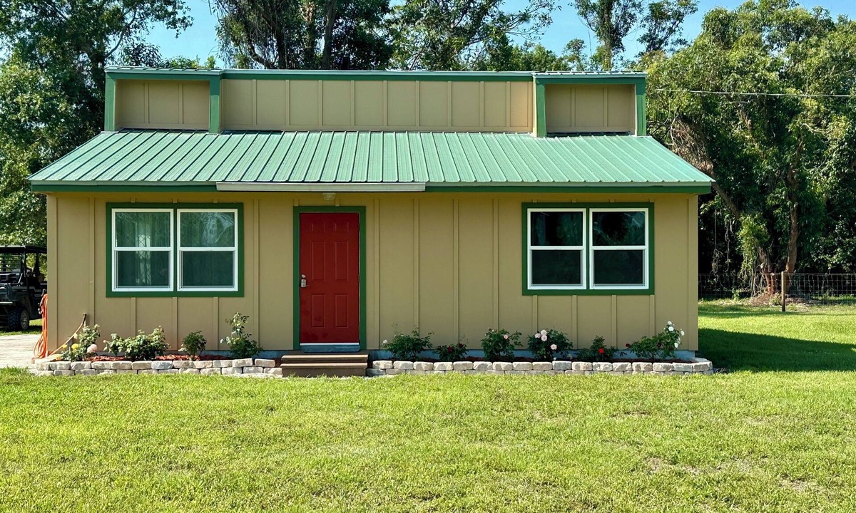 Okeechobee Cottage | Secluded charming two bedroom cottage