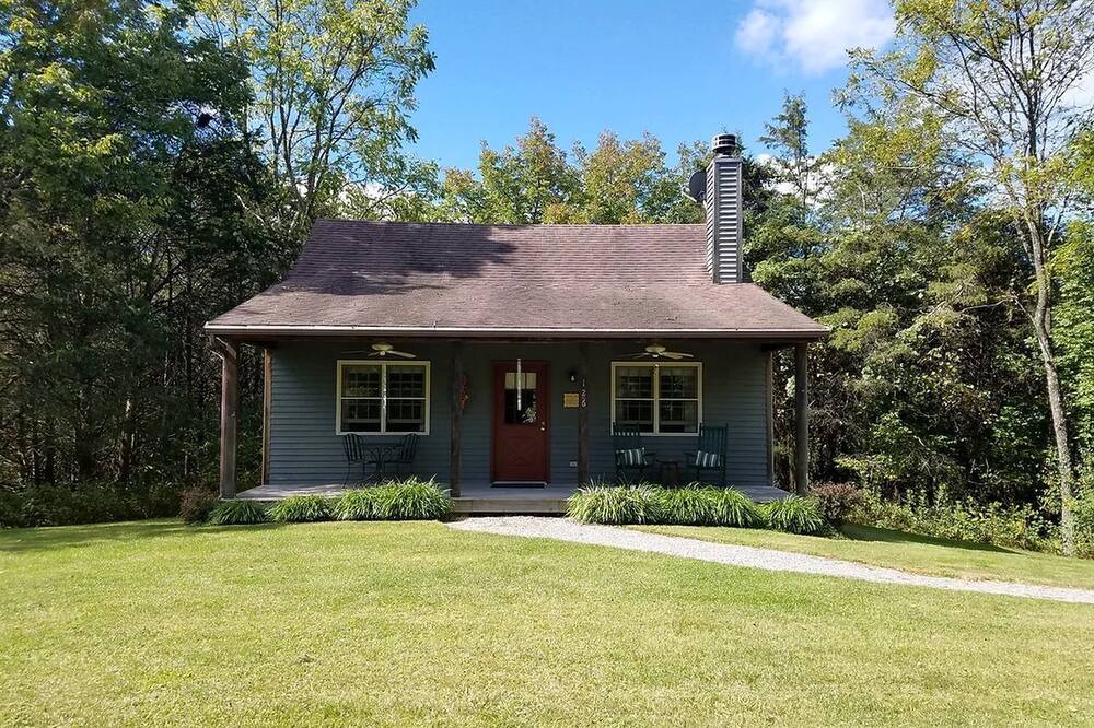 Lexington Cabin | Secluded Cottage with Indoor Hot-Tub Ideal for Couples in Virginia
