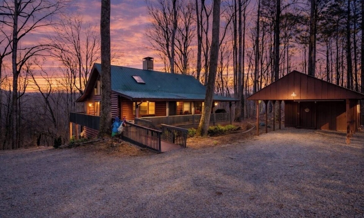 Ellijay House | Secluded Ellijay River Cabin, Hot tub, firepit, Fire Pit, Bunkroom & Gameroom