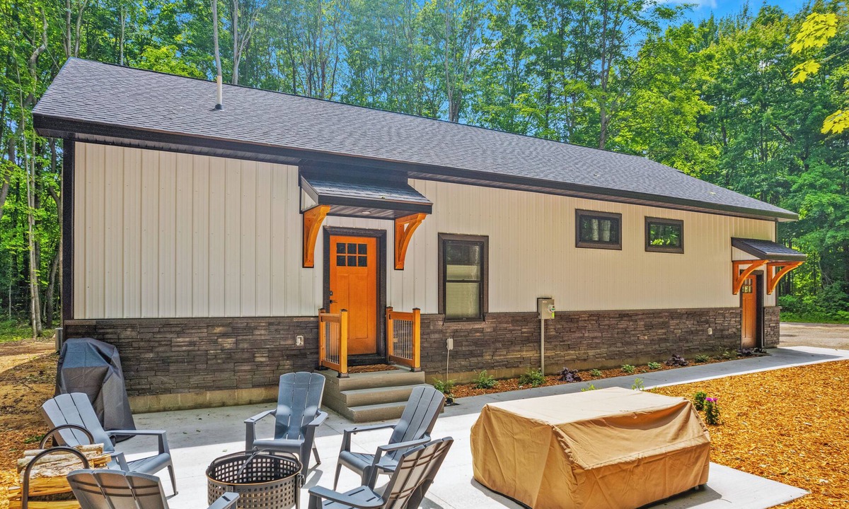 Elmira House | Secluded Getaway, Centrally located newly built barndo, AC & WIFI