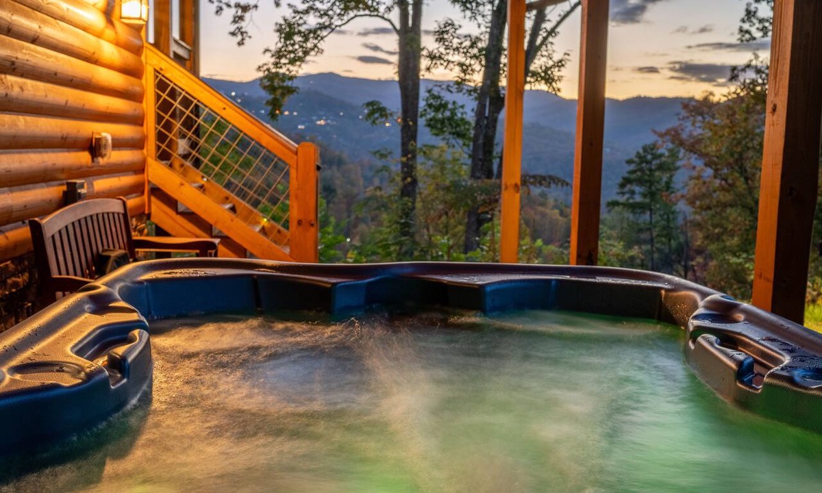 Gatlinburg Cabin | Secluded Getaway/King bed/Fire Pit/Hot tub/10 Min to Gatlinburg+Pigeon Forge