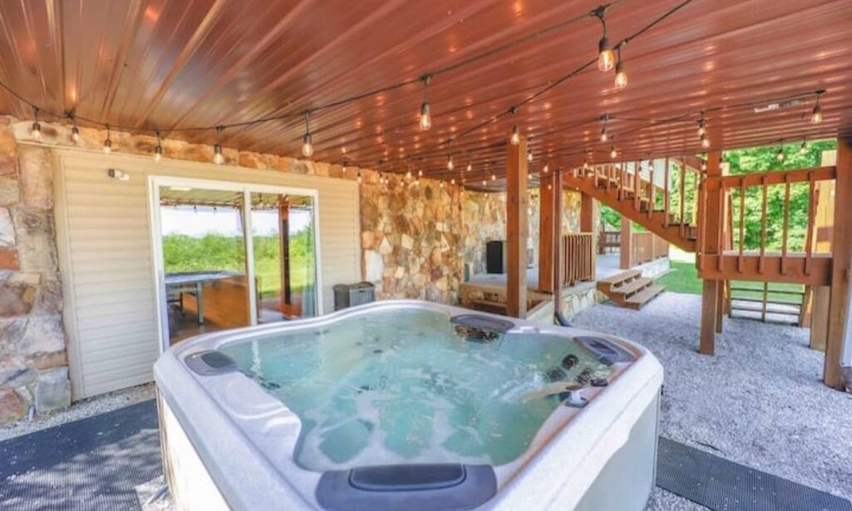 Somerset Cabin | Secluded Luxurious Cabin, Sleeps 16, Hot tub Sauna
