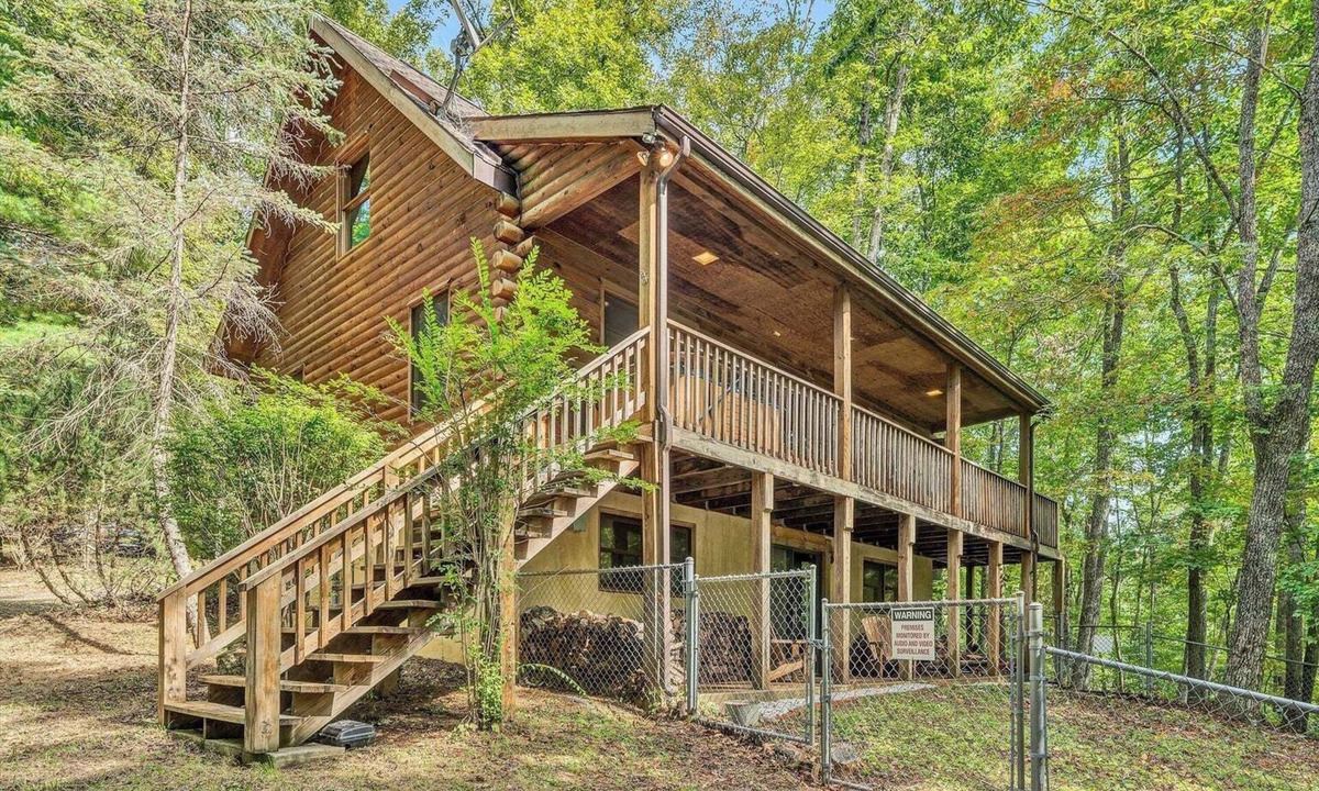 Bent Mountain Cabin | Secluded Mountain Cabin + Hottub