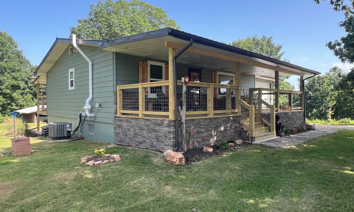 Eminence House | Serene and cozy Ozark home - 3 mins to Alley Spring and the Jack's Fork river!