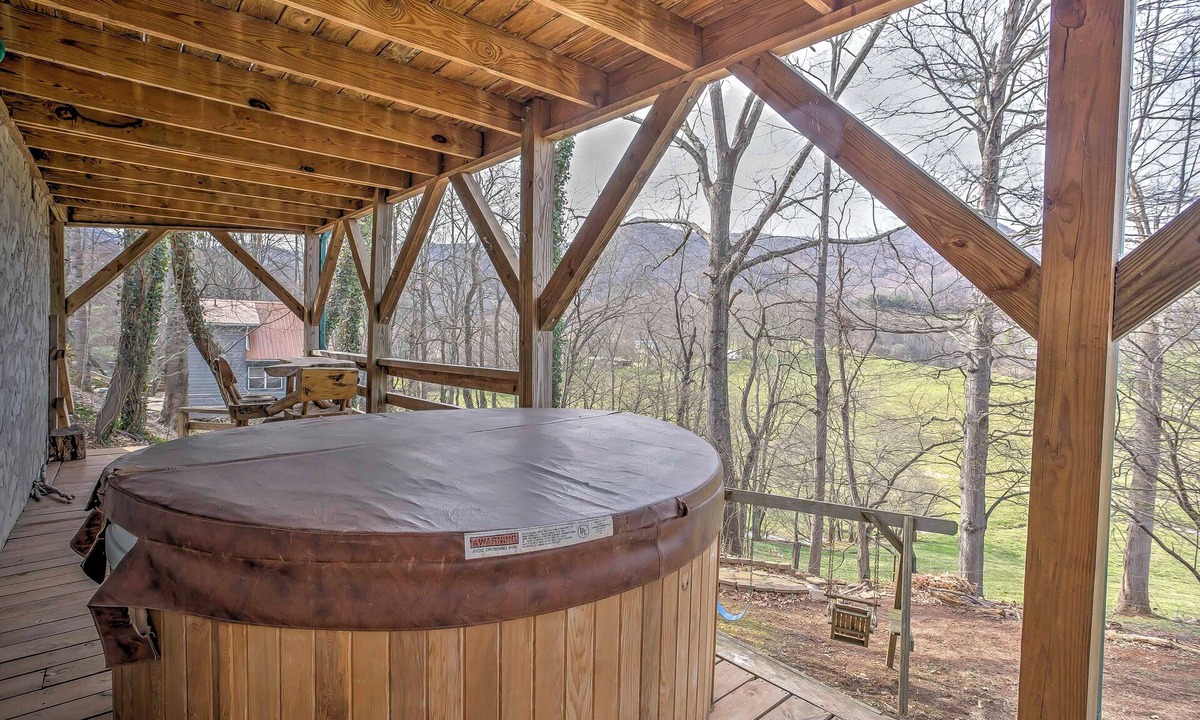Waynesville Cottage | Serene Cabin in the Smokies w/2 Decks & Hot Tub!